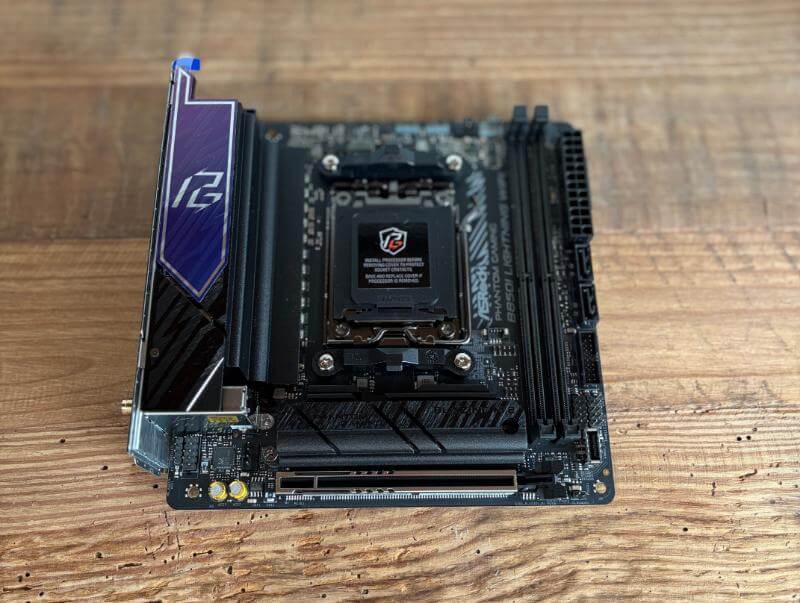 ASROCK Phantom Gaming B850i Lightning Wi-Fi Revue - Powerhouse compact pour les constructions modernes 3 ASROCK Phantom Gaming B850i Lighnning WiFi Review2 Asrock Phantom Gaming B850i Lightning Wi-Fi Revue - Powerhouse compact pour les constructions modernes