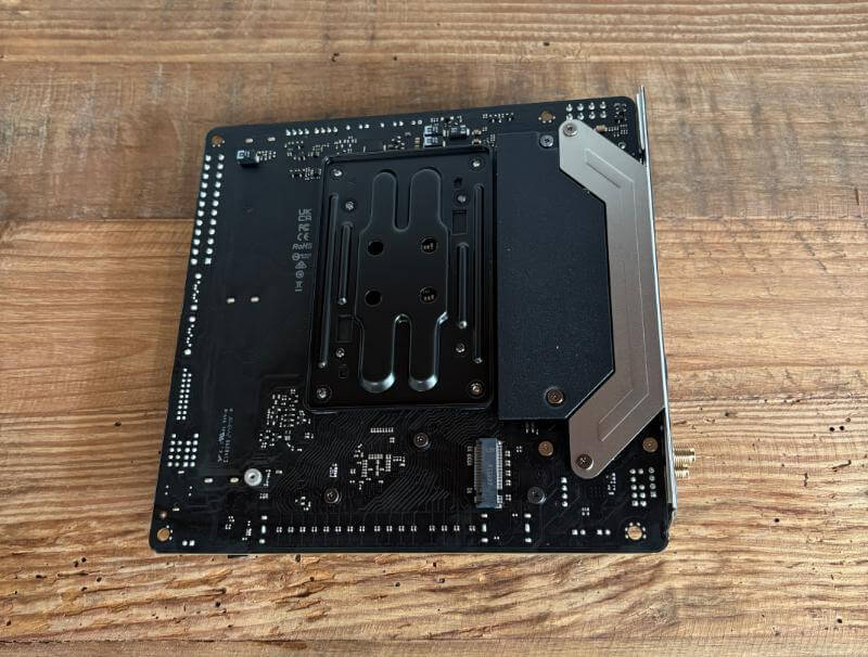 ASROCK Phantom Gaming B850i Lightning Wi-Fi Revue - Powerhouse compact pour les constructions modernes 8 ASROCK Phantom Gaming B850i Lighnning WiFi Review7 Asrock Phantom Gaming B850i Lightning Wi-Fi Revue - Powerhouse compact pour les constructions modernes