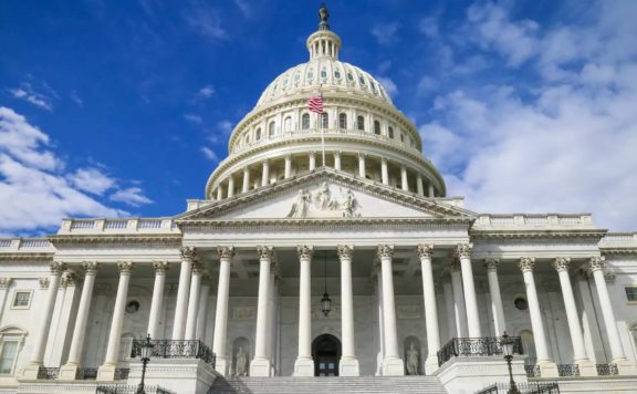 US Senators introduce bipartisan bill to enable third-party app stores on iPhones