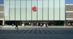 Trump trade advisor Peter Navarro calls it inconceivable that Apple can