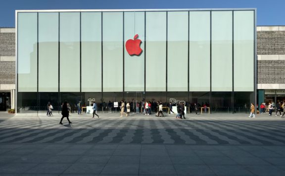 Trump trade advisor Peter Navarro calls it inconceivable that Apple can