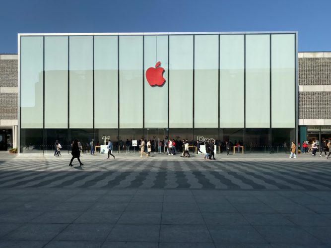 Trump trade advisor Peter Navarro calls it inconceivable that Apple can
